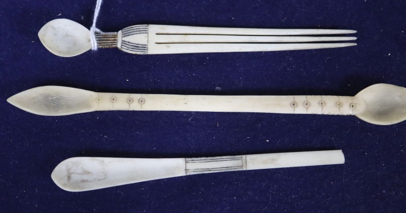 A Zulu bone snuff spoon-comb and two similar snuff spoons, 19th/20th century, L. 12, 13.5 and 17.4cm